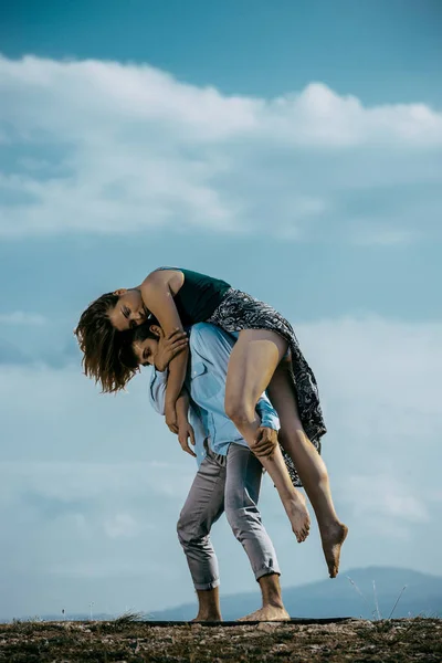 Zomervakantie Liefde Relatie Dating Concept Lachend Koppel Dansen Bergtop — Stockfoto
