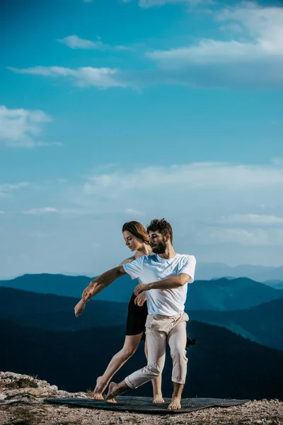 Los Dos Jóvenes Bailarines Ballet Moderno Entrenan Rutina Baile Colina — Foto de Stock