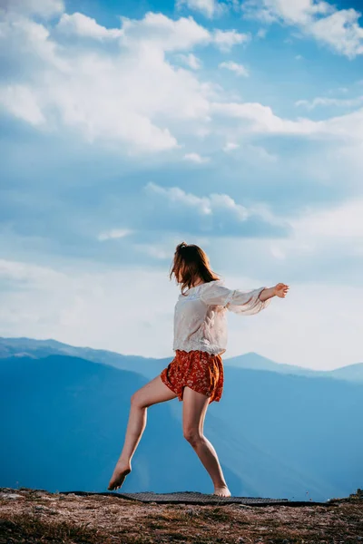 Llena Energía Bailarina Joven Movimiento Danza Hermoso Mientras Practica Pico — Foto de Stock