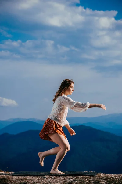 Foto Una Guapa Bailarina Ballet Mientras Entrena Bailando Montaña — Foto de Stock