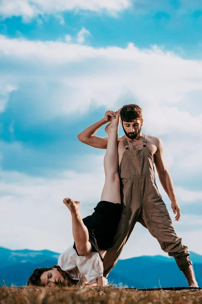 Pareja Romántica Bailando Sonriendo Afuera Cima Montaña — Foto de Stock