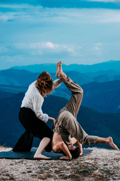 Dança Contemporânea Homem Mulher Dança Apaixonada Posam Parque Jovem Casal — Fotografia de Stock