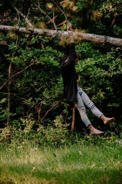 Twee Vrienden Die Plezier Hebben Het Groene Bos Terwijl Een — Stockfoto