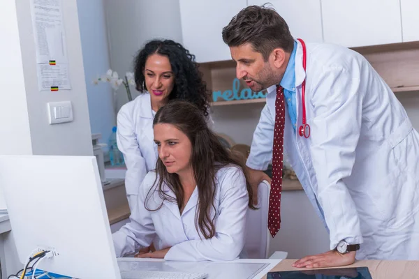 Dos enfermeras (mujeres médicos) y un médico macho que se encuentra a continuación —  Fotos de Stock