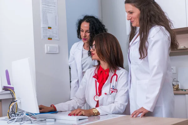 ( Equipo Médico) Doctora (médica) de 30 años trabajando en —  Fotos de Stock