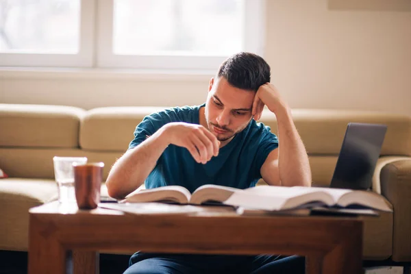 Hombre Aprendiendo Casa — Foto de Stock