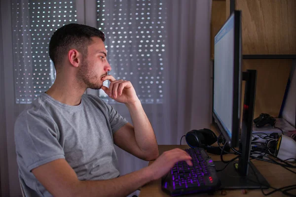 Caucásico hombre trabajando en la computadora — Foto de Stock