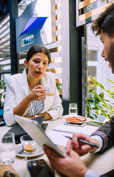 Jóvenes empresarios discutiendo datos en la reunión — Foto de Stock