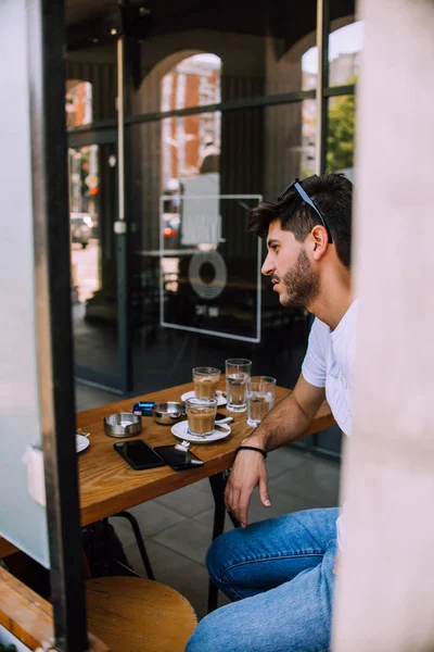 Schöner Mann Genießt Seinen Kaffee Café — Stockfoto