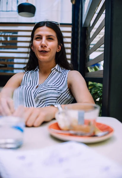 Retrato Jovens Sentadas Mesa Lendo Documentos Mulher Ocupada Trabalhando Restaurante — Fotografia de Stock