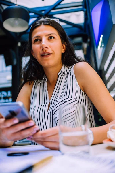 Mladá Obchodní Žena Mobilním Telefonem Kavárně — Stock fotografie