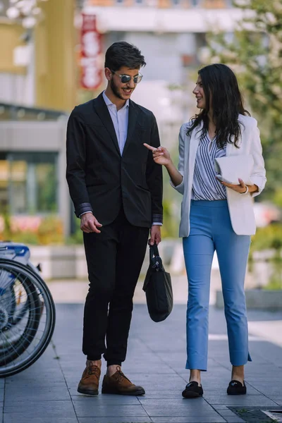 Affärsmannen och affärskvinna framför sin arbetsplats — Stockfoto