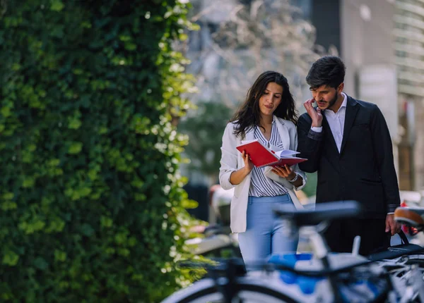 Glimlachende zakenman deelt ideeën met collega tijdens een wandeling — Stockfoto