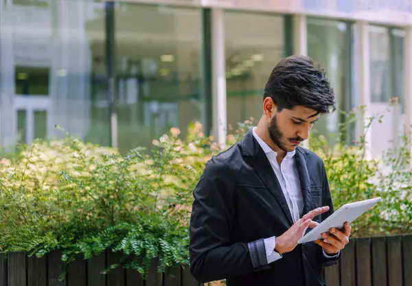 Joyeux Jeune Homme Affaires Tenant Une Tablette Numérique Regardant Debout — Photo