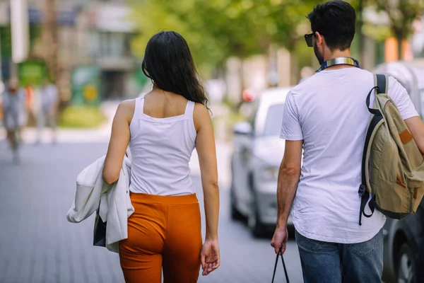 Porträtt Stilig Ung Man Med Väska Och Hans Vackra Flickvän — Stockfoto