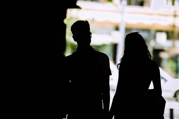 Joyeux Couple Silhouettes Qui Aiment Magasiner Ensemble — Photo