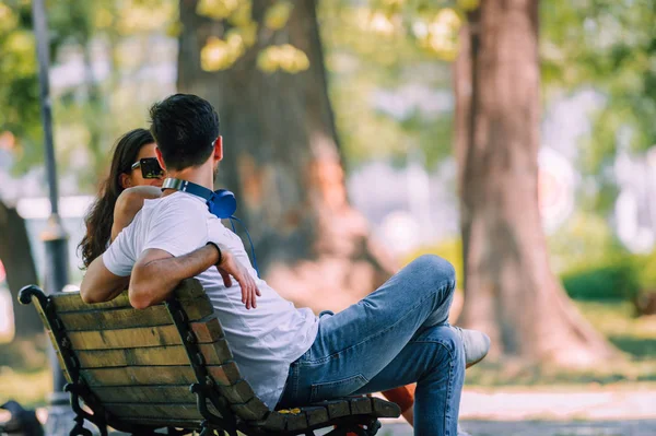 Couple Amoureux Passer Temps Dans Nature Sur Banc Parc — Photo