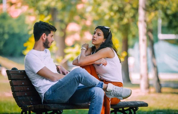 Genç Bir Çift Üniversite Öğrencileri Parkta Birlikte Otururlar Boş Zaman — Stok fotoğraf