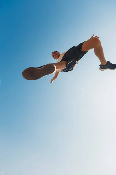 Hombre al aire libre practicando parkour — Foto de Stock