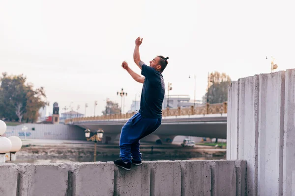 Parkour guy in action while exercising parkour at urban place. — Stock Photo, Image