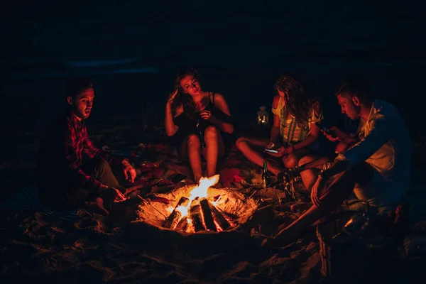 Mutlu arkadaşlar şenlik ateşi etrafında eğleniyor. — Stok fotoğraf
