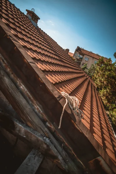 The old roof is about to be replaced by new modern roof. — Stock Image Old Roof Replaced New Modern Roof Stock Photo