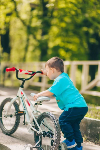 幼儿在大自然中骑自行车 — 图库照片