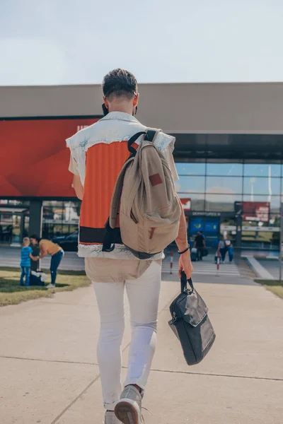 Mladý Pohledný Chlap Sobě Ležérní Styl Oblečení Chůze Moderní Letištní — Stock fotografie