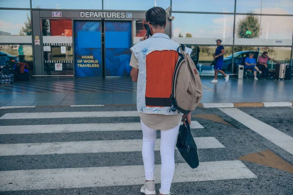 Retrato Joven Exitoso Caminando Con Una Bolsa Viaje Moderno Aeropuerto — Foto de Stock