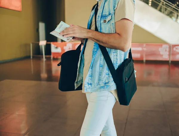 Νεαρός Ταξιδιώτης Στην Αίθουσα Αναμονής Του Διεθνούς Αεροδρομίου Ελέγχοντας Διαβατήριό — Φωτογραφία Αρχείου