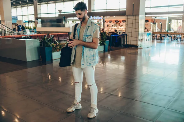 Όμορφος Λευκός Επιχειρηματίας Περιμένει Την Πτήση Του Στο Αεροδρόμιο — Φωτογραφία Αρχείου
