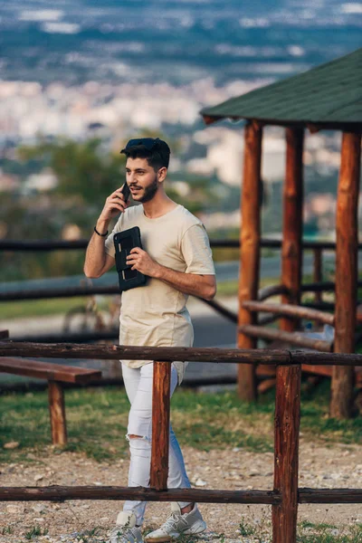 Túlhajszolt Szabadúszó Ember Rossz Hangulatban Gondolkodik Feladat Közben Beszél Mobilon — Stock Fotó