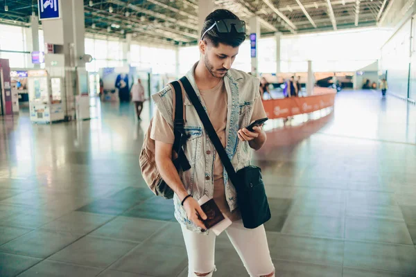 Jovem Passageiro Sexo Masculino Aeroporto Usando Telefone Enquanto Espera Por — Fotografia de Stock