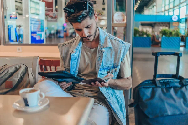 Passenger Using Digital Tablet Airport Departure Lounge — Stockfoto