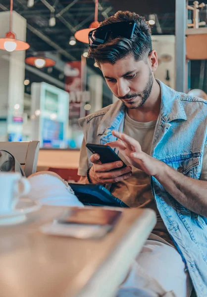 Caredree Homem Usando Celular Estação Aeroporto Enquanto Espera Seu Voo — Fotografia de Stock