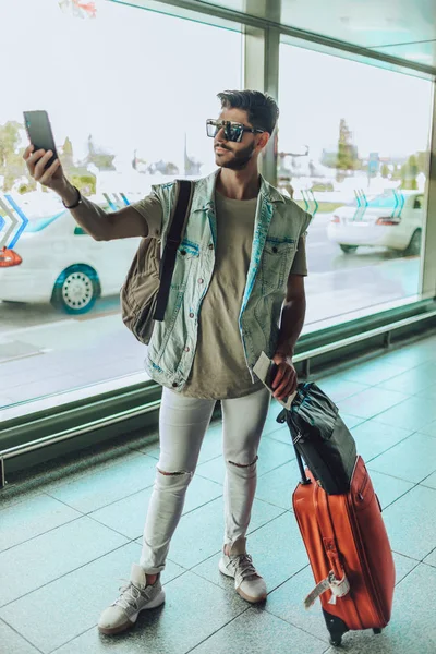Close Retrato Jovem Legal Tomando Selfie Com Telefone Celular Aeroporto — Fotografia de Stock