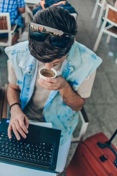 Stattliche Männliche Führungskraft Wartet Mit Laptop Flughafen Lounge — Stockfoto