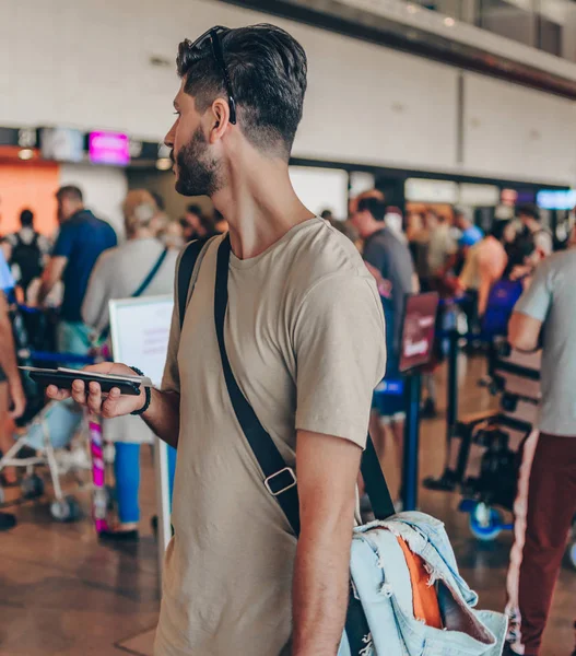 Turismo Férias Conceito Transporte Homem Sorridente Com Saco Viagem Bilhete — Fotografia de Stock