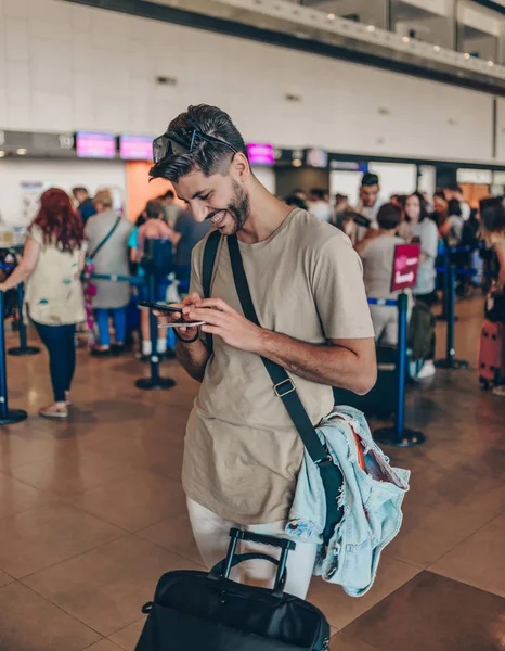 Hezký Mladý Muž Student Batohem Stojící Uvnitř Letišti — Stock fotografie