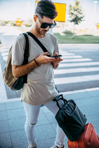 Hezký Mladý Muž Student Batohem Kufry Stojící Venku Letišti — Stock fotografie