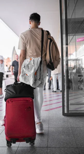 Portrait Walking Young Hipster Walking Airport Hall While Rolls Suitcase — Stockfoto