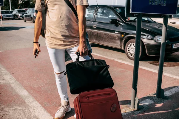 Reizende Man Draagt Slimme Casual Stijl Kleren Lopen Weg Met — Stockfoto