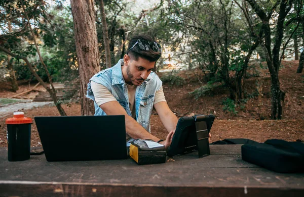 Jovem Empreendedor Freelancer Trabalhando Online Com Tablet Digital Enquanto Está — Fotografia de Stock
