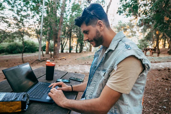 Porträt Eines Gutaussehenden Mannes Der Mit Laptop Schönen Grünen Wald — Stockfoto