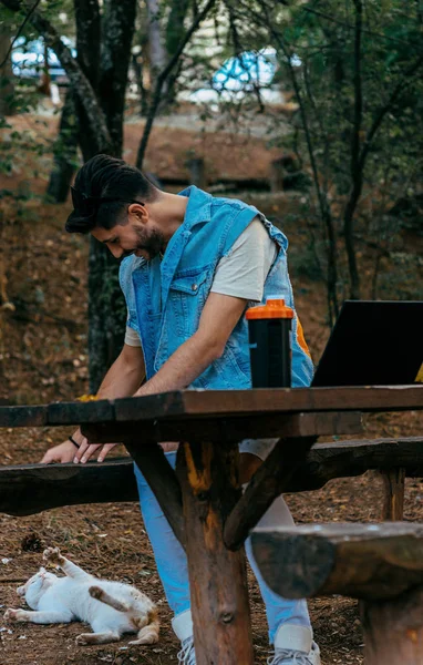 Retrato Homem Bonito Que Trabalha Com Laptop Bela Floresta Verde — Fotografia de Stock