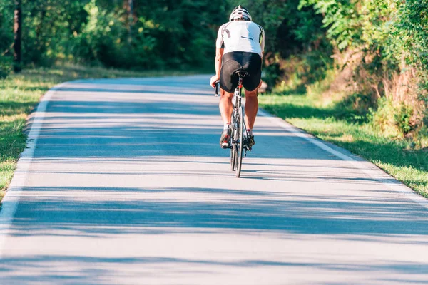 Ciclista profesional de maratón que lleva todo su equipo de seguridad libre. —  Fotos de Stock