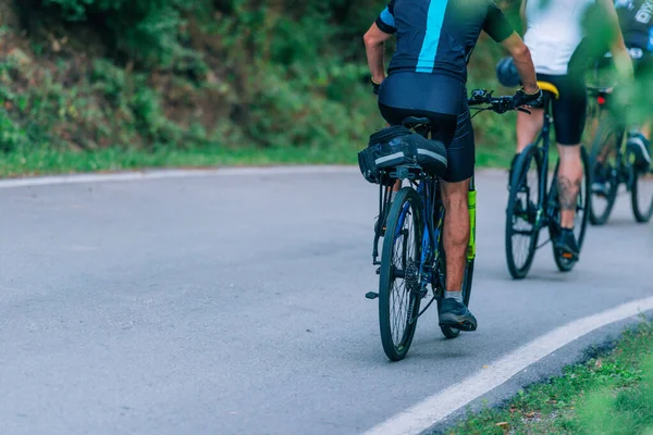 Groep fietsers rijdt zo snel als ze kunnen terwijl ze concurreren op een — Stockfoto