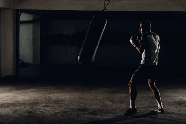 Jovem Atraente Treinando Lado Saco Perfuração Usando Luvas Boxe — Fotografia de Stock