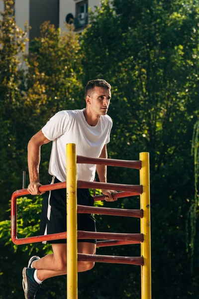 Musculaire Man Doet Dips Outdoor Gym Park Tijdens Heldere Hete — Stockfoto