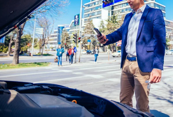 Unge Affärsman Pratar Telefon Medan Han Tittar Motorhuven Sin Bil — Stockfoto